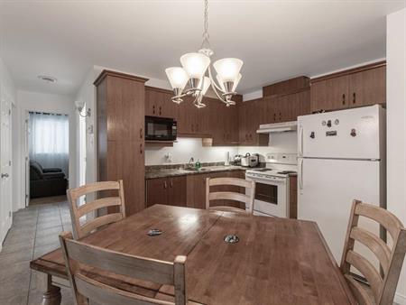 Appartement 4 1/2 à Lévis - Juillet - Stationnement