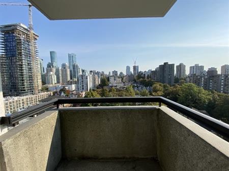 (DPMonline.ca) Top-Floor Large 2 Bedroom, Recently Renovated, Views! Parking Stall Included | 1500 Haro Street, Vancouver