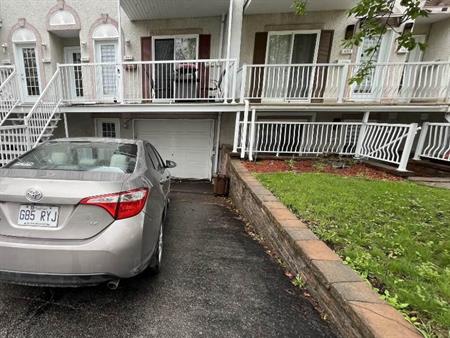 Appartement à louer d'une CAC avec un très grand garage.