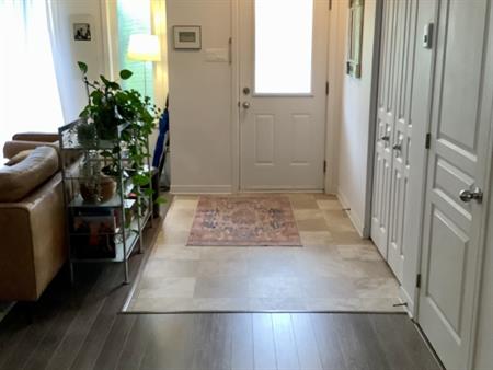 Spacieux 4 12! Spacious 2 Bed Condo!