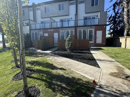 The Patio Residences: Rare Main Floor 1 Bed & Bath Townhomes in Banff Trail | 5B - 2202 25 Avenue Northwest, Calgary