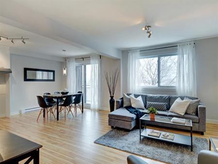 Grand 5 1/2 dans Ste-Foy/Québec avec thermopompe - Stationnement