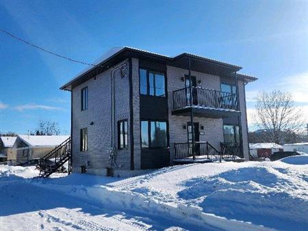 4-1/2 au 2e etage d'un duplex