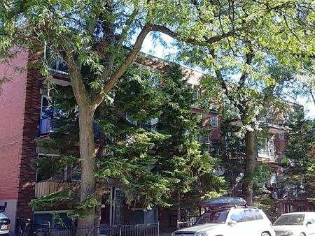 Grand appartement 3 ½ à louer – Rosemont. Spacieux 3 ½ situé au rez-de-chaussée