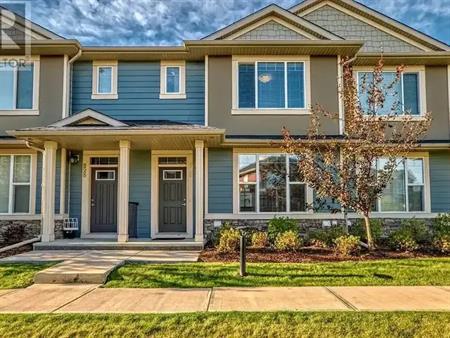 Spacious Townhome with Courtyard-view | Calgary