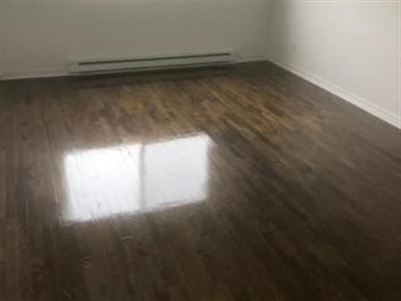 Large 2 balcony 5 1/2, 3 bed room, semi detached upper duplex, in the quiet part of Chomedey, Laval