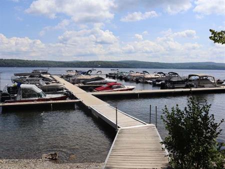 LAC MEMPHRÉMAGOG, Terrain, roulotte et emplacement à la marina.