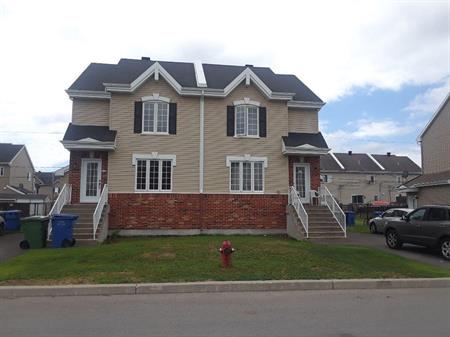 Grand 5.5 sur 2 étages avec cour à louer Lachute