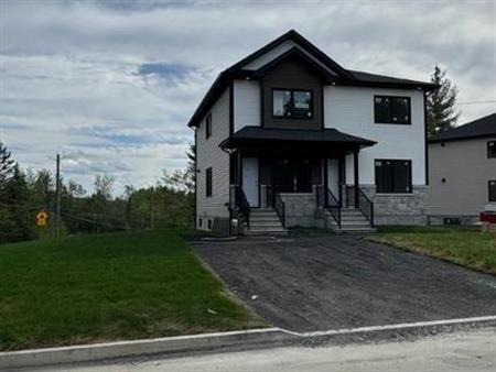 1 mois gratuit - 4 1/2 - DUPLEX - Construction neuve à Sherbrroke 1er juillet