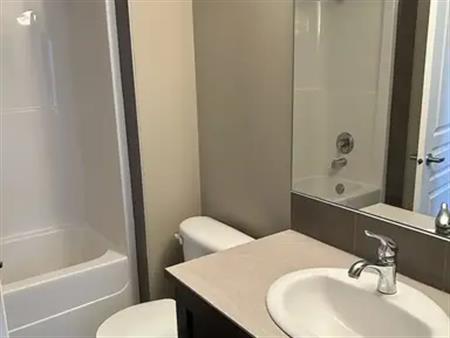 Spacious Townhome w/ finished basement | Calgary