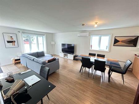 Beau et grand 4 1/2 REZ-DE-CHAUSSÉ, avec cour, stationnement déneigé, THERMOPOMPE NEUVE, aucun chien, chat accepté, ENQUÊTE D