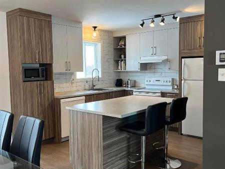 Jumelé à louer, 3 chambres et 2 sdb/s. d’eau