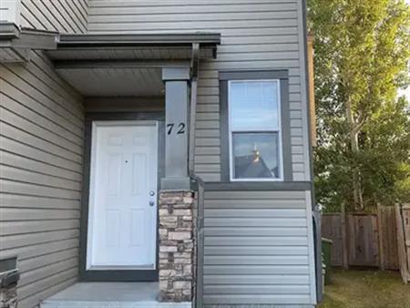Very nice three bedroom with two bathroom half duplex. | 72 Everridge Villas Southwest, Calgary