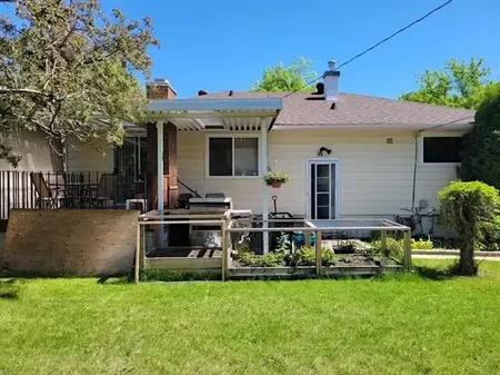 Cozy 3 bed rooms upstairs and lodge style basement with two large office rooms | Calgary