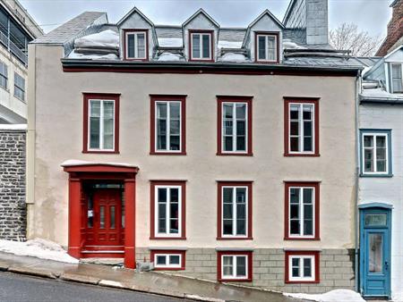 Condo sur deux étages avec une Chambre non meublés