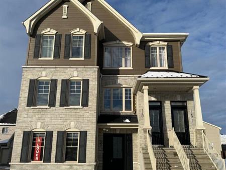 CONDO 4 1/2 RÉNOVÉ AVEC GARAGE