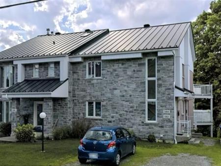 Logement 7 1/2 à Louer: Triplex