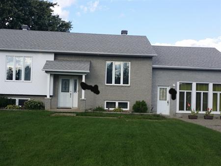 Maison A Louer 5 1/2 Grand Terrain