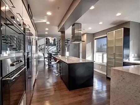 Executive 2 level corner suite on Saskatchewan Drive | 205 - 10855 Saskatchewan Drive Northwest, Edmonton