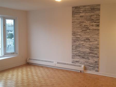 6 1/2, Rénové, Spacieux Et Lumineux