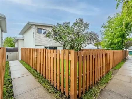 Cozy 3 bedrooms townhouse west end | B - 16405 89 Avenue Northwest, Edmonton