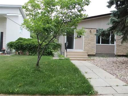 3+ bedroom, 2bathroom, huge rec room walking distance to Assiniboine Park | 139 Hendon Avenue, Winnipeg