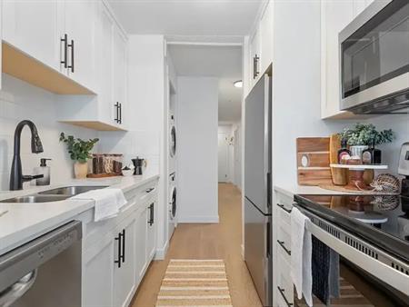 Renovated 2 bedroom unit with in-suite laundry in quiet professional building. | 301 - 10332 114 Street Northwest, Edmonton