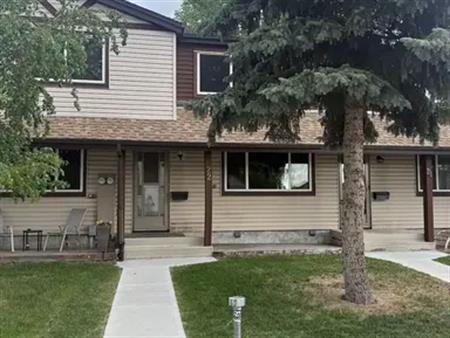 3 bedrooms townhouse for rent $1775 | 22 - 13833 30 Street Northwest, Edmonton