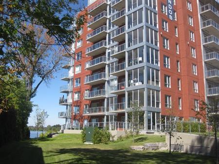 Magnifique condo bord de l'eau avec stationnement intérieur