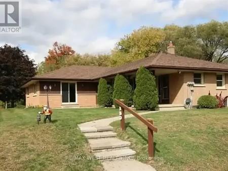 130 COUSINS DRIVE E | 130 COUSINS DRIVE E, Aurora