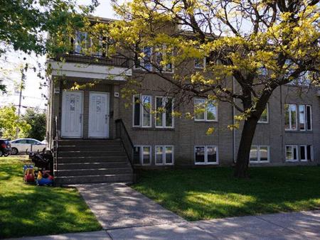 A Sainte-Thérèse haut de triplex grand 4 1/2 a louer