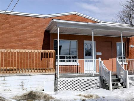 Immeuble - 565 Rue Du Conseil Maison à Louer – 3 Chambres