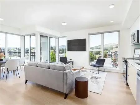 1000sqft! Pet Friendly! 2 Bedroom Apartment in Langford | 2718 Strathmore Road, Victoria