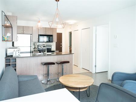 (DPMonline.ca) Furnished High-Floor Unit in Financial District w/ Den! | 610 Granville Street, Vancouver