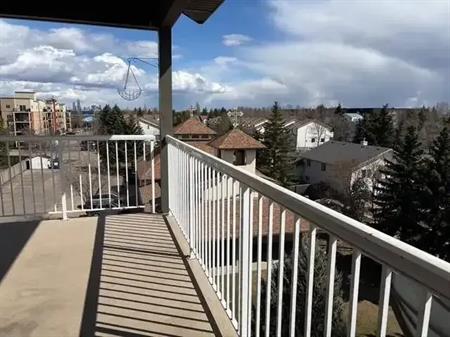 2 Bedroom + Den 2 Bathroom Corner  Style Condo in Glenwood - SF125 | 16807 100 Avenue Northwest, Edmonton