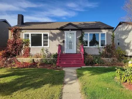 3 bedroom main floor in Allendale close to UofA and Whyte | 10674 61 Avenue Northwest, Edmonton