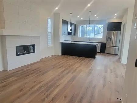5 Bedrooms Detached House on Corner Lot (Main Floor Unit) | Magnolia Cmn SE, Calgary