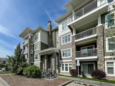 TOP FLOOR, 2 Bed 2 Bath + DEN, 2 Parking (UG & Above) + STORAGE & LAKE ACCESS | 1417 - 11 Mahogany Row SE, Calgary