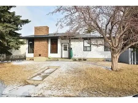 Beautiful renovated bungalow for rent in Rundle | 4776 Rundlewood Road Northeast, Calgary