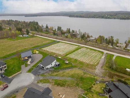 Un coin d'exception avec vue imprenable sur le Lac Magog! Terrain de 15 695,93 pc sur la rue de la Haute-Rive