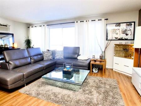 4 1/2 JUILLET LUXUEUX, TRES GRAND, ASCENSEUR, INSONORISÉ, TRANQUILLE, PRES DE TOUT, 50 ANES ET PLUS, VOIR VIDÉO