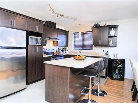 CONDO 4 1/2 A LOUER, LUXUEUX ST HUBERT, LONGUEUIL, 50 ANS ET PLUS TRANQUILLE PRES DE TOUT, JUILLET, TRES GRAND 1250 PC, VIDÉO