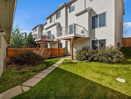 3 Bedroom, 2.5 Bath Townhouse located in Citadel. | 161 Citadel Drive Northwest, Calgary