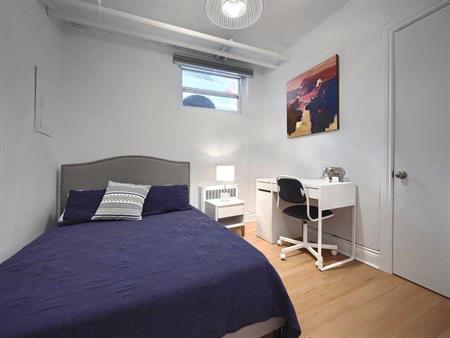 Chambre Rénovée, Meublée, Tout Inclus.