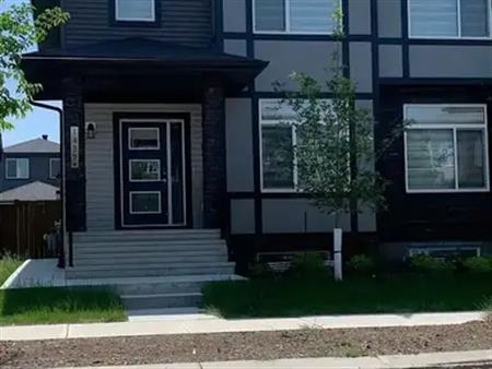 very new mainflor with a garage | 1439 Keswick Drive Southwest, Edmonton
