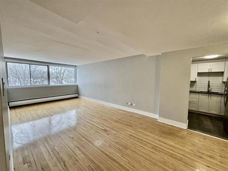 One Bedroom - 5765 Chemin De La Côte Saint Luc, Montréal