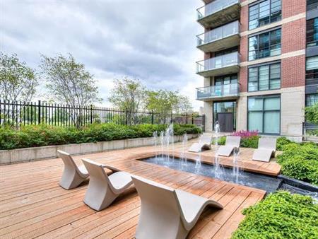 Wow! 2 Cac Avec Garage! Piscine!