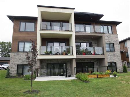 4 1/2 luxueux avec garage à louer