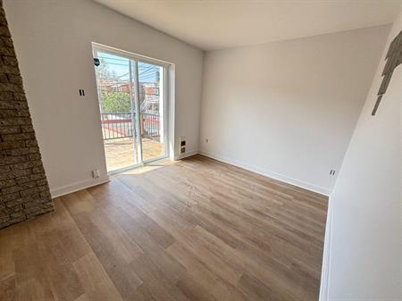 Beau 4.5 rénové deux chambres fermées avec terrasse et entrées laveuse sécheuse