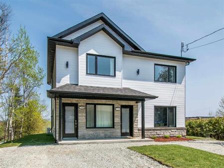 Luxueux 4 1/2 disponible 1er juillet, construction 2023, merveilleuse vue sur le Lac Magog